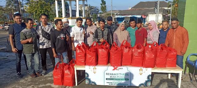 Management X-Bar Pangkalpinang Bagi Takjil Di Simpang DKT