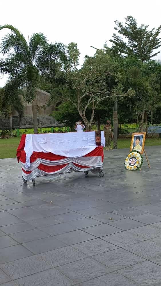 Mantan Gubernur Pertama Babel Dimakamkan Di Taman Makam Pahlawan Pawitralaya