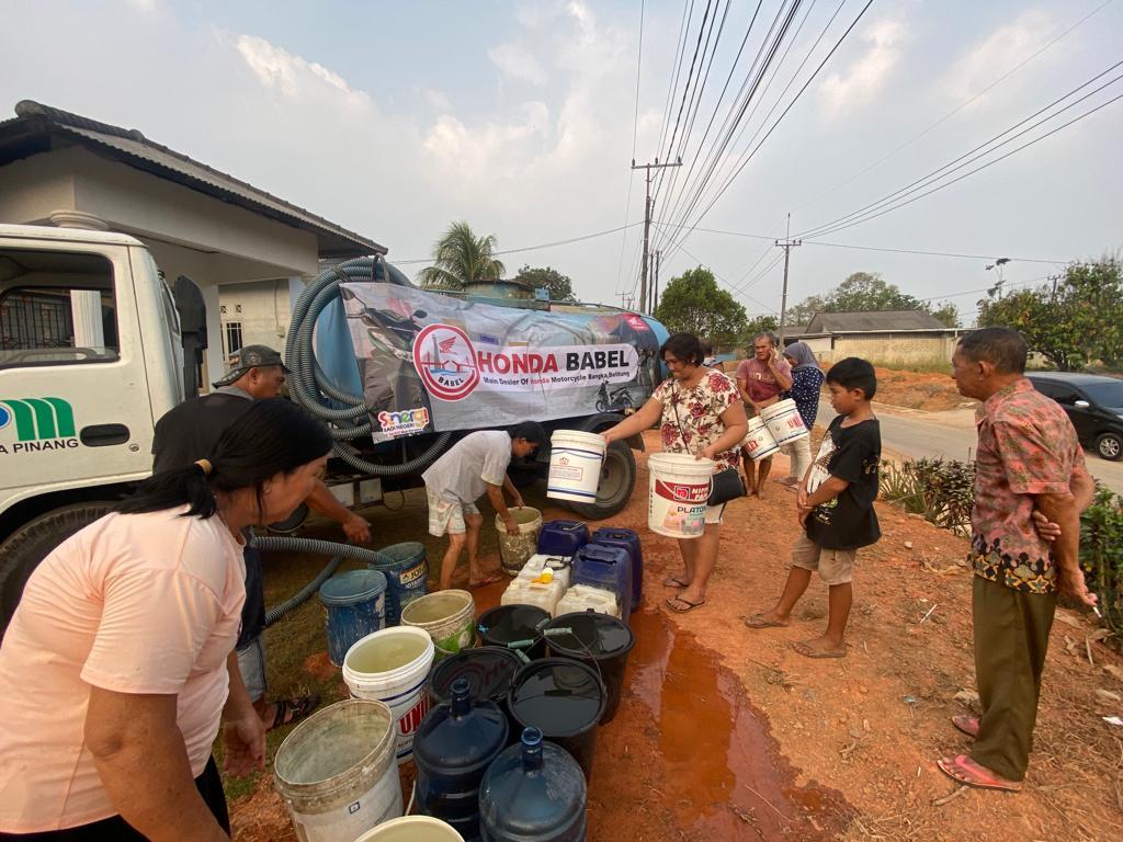 Masyarakat Desa Konghin Antusias Dapatkan Bantuan Air Bersih dari Honda Babel