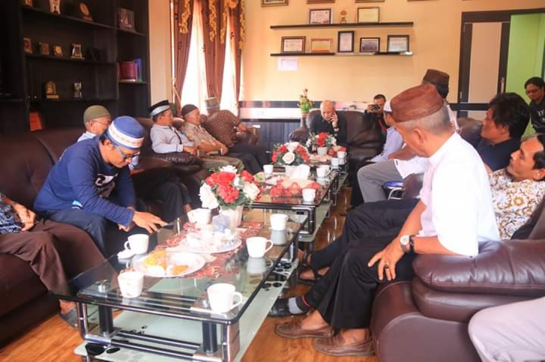 Perwakilan masyarakat Kelurahan Berok menyuarakan aspirasinya terkait maraknya pertambangan Tambang Inkonvensional (TI) ilegal di kawasan eks PT. Kobatin, ke DPRD Babel, Senin (22/07/2019).