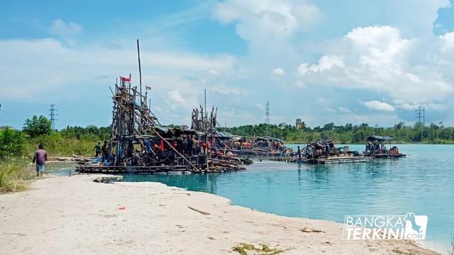 Membandel, Belasan Ponton TI Masih Menambang di Pungguk Bangka Tengah