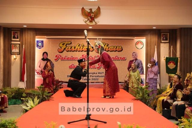 Meriahkan HUT ke-23 DWP, Pejabat Eselon II dan Istri Fashion Show Busana Adat Nusantara