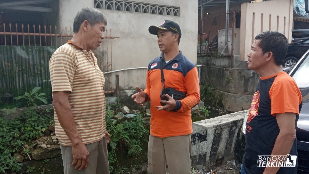Pihak BPBD Pangkalpinang berikan himbauan kepada salah satu warga/pedagang untuk tidak buang sampah sembarangan, terutama di Saluran Drainase / Bandar.