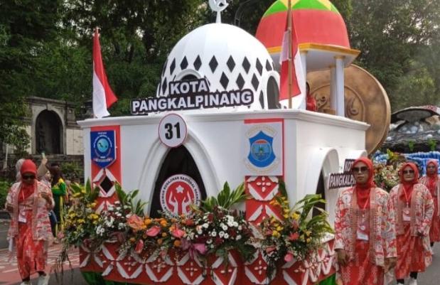 Mobil Hias Ikonik Kota Pangkalpinang Tampil dalam Pawai HUT Dekranas ke-44 di Solo