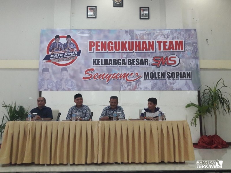 Molen dan Sopian saat pengukuhan tim Senyum Molen Sopian (SMS) .