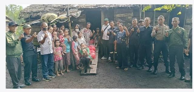 Peduli Terhadap Suku Asli di Desa Perayun, PT Timah Serahkan Paket Sembako