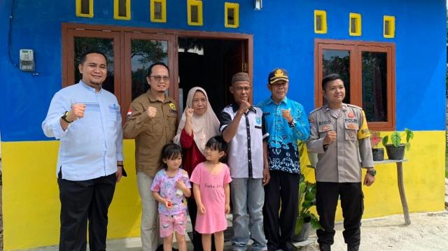 Pemerintah Kabupaten Bangka Tengah melalui Dinas Perumahan kawasan Permukiman dan Perhubungan memberikan secara simbolis bantuan rumah layak huni bertempat di kantor Desa Lampur, Jum'at (09/09/2022).