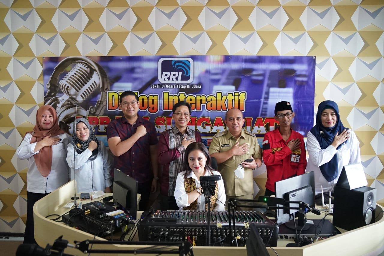 Molen saat menjadi narasumber Program Nusantara keempat dengan tema “UMKM-Usaha Maju, Kita Mendunia”, di Studio Mini LPP RRI Kantor Gubernur Provinsi Kepulauan Bangka Belitung, Selasa (24/5/2022).
