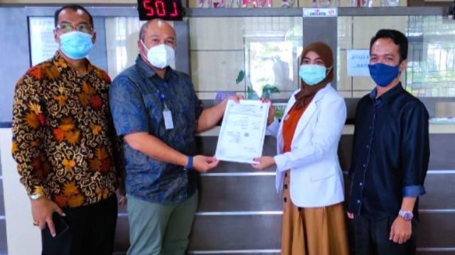 Kepala Dinas PMPTSP dan Naker Kota Pangkalpinang, Yan Rizana serahkan Surat Izin Praktik (SIP) Dokter Hewan secara perdana kepada drh. Yulia Fitriani.