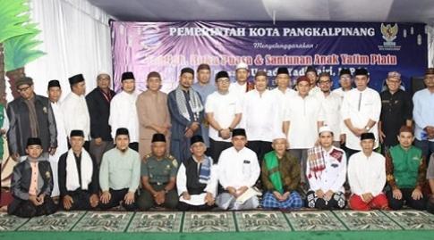 Pemkot Pangkalpinang, melalui Bagian Administrasi Kesejahteraan Rakyat Sekretariat Daerah Kota Pangkalpinang Memperingati Nuzulul Qur’an Tingkat Kota Pangkalpinang 17 Ramadhan 1440 H, yang berlangsung di Rumah Dinas Walikota Pangkalpinang Jalan Merdeka, Rabu (22/05/2019).