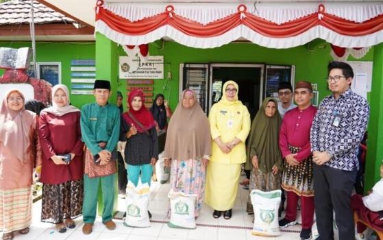 Pemkot Pangkalpinang Salurkan Beras Cadangan Pangan Pemerintah Tahap II Bulan Desember Di Kantor Kelurahan Tuatunu Indah