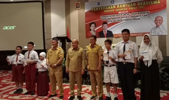 Pemkot Pangkalpinang Serahkan Bantuan Beasiswa Program Indonesia Pintar