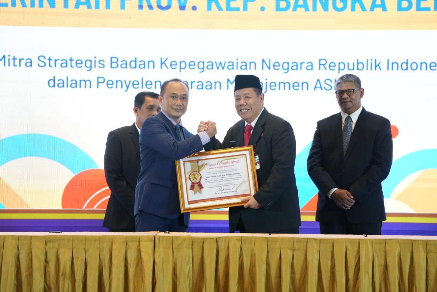 Penghargaan Indeks Sistem Merit Tertinggi diterima langsung oleh Gubernur Babel Hidayat Arsani pada acara di Palembang, Sumatera Selatan, Rabu (10/9/2025).