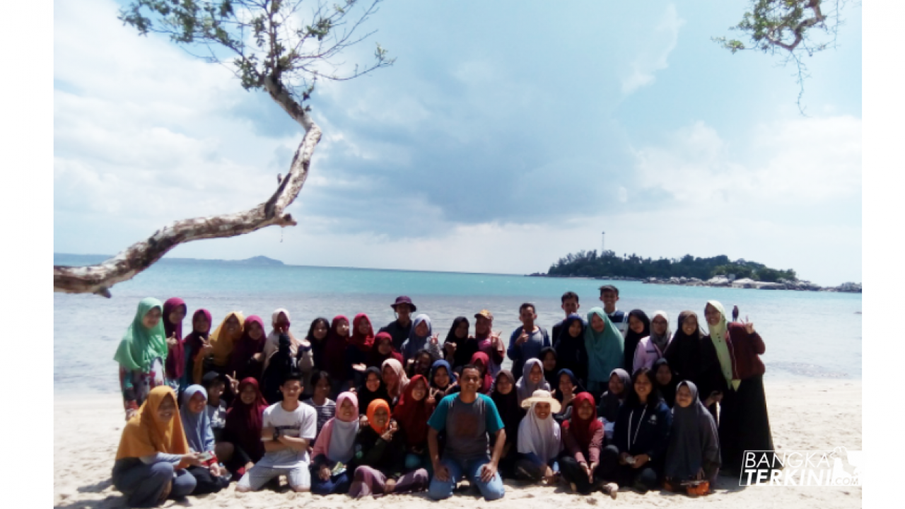 Mahasiswa/Mahasiswi Jurusan Biologi UBB melakukan kunjungan ke Pulau Putri, Pantai Penyusuk-Belinyu, Senin (02/07/2018).