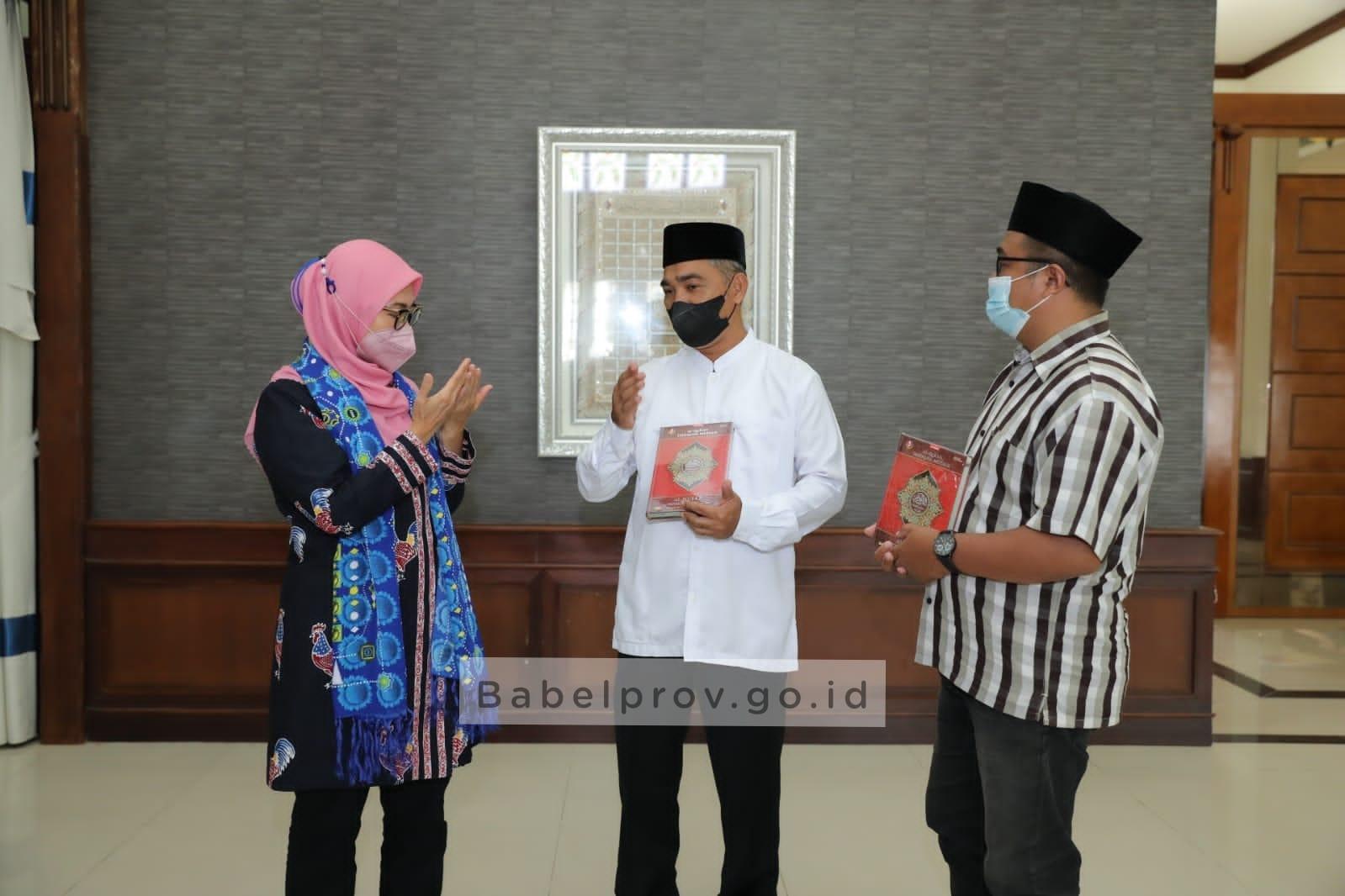 Pengurus Wilayah Badan Kontak Majelis Taklim Babel Sedekahkan 100 Alquran