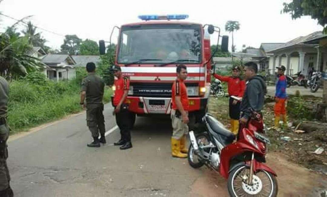 Kebakaran sebuah bangunan atau Bengkel milik Kusri alias Boy, di Desa Sungkap Kecamatan Simpang Katis Kabupaten Bangka Tengah, Rabu (02/05/2018) siang.