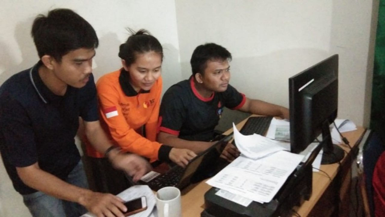 Panwaslu Pangkalpinang Saat Melakukan Kajian Terhadap Laporan dan Hasil Keterangan dari Saksi Terlapor, Pelapor dan Saksi - Saksi Terkait Kegiatan Nuzul Qur'an oleh Pemkot Pangkalpinang, di Ramayana, Minggu (27/05/2018) lalu.