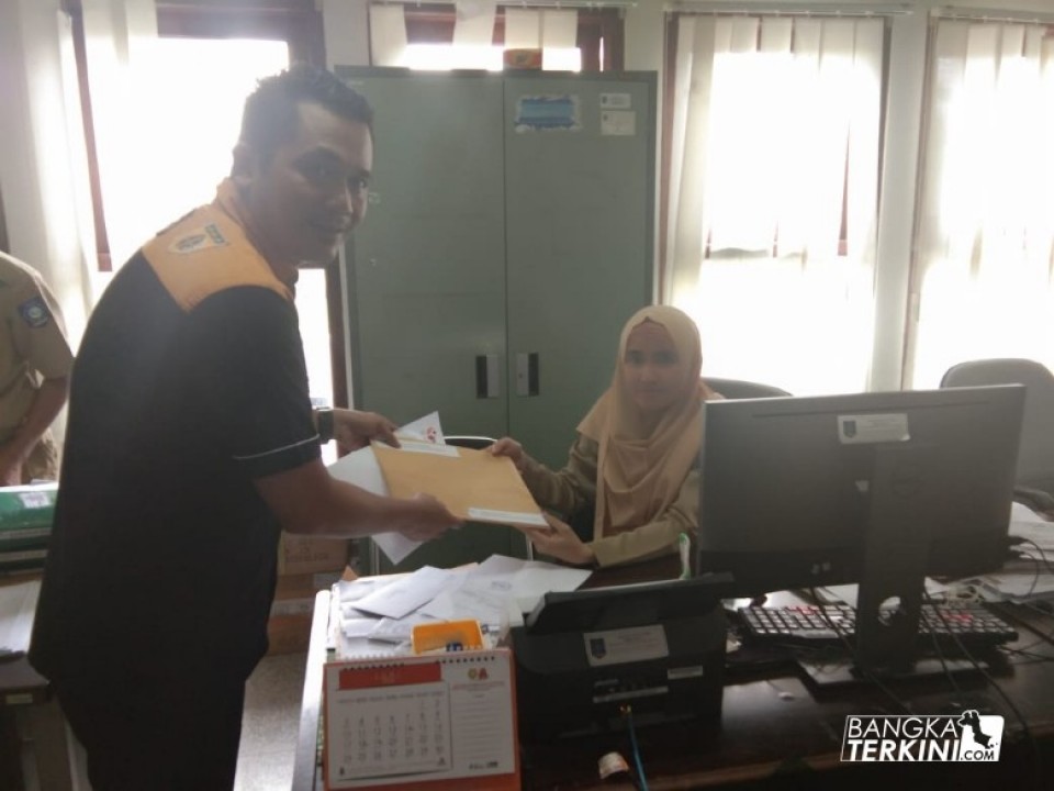 Penyerahan rekomendasi putusan terhadap dugaan pelanggaran pjs walikota, ke Gubernur Bangka Belitung
