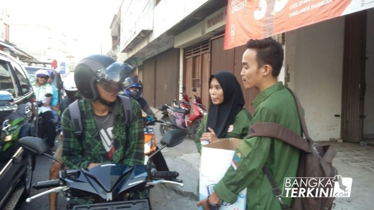 Insan Ombusdman perwakilan Bangka Belitung dan Sobat Ombusdman perwakilan Bangka Belitung menggelar kegiatan "Ramadhan Berbagi" di Perempatan lampu merah Ramayana dan Masjid Jami 'Pangkalpinang, Selasa, (05/06/2018).