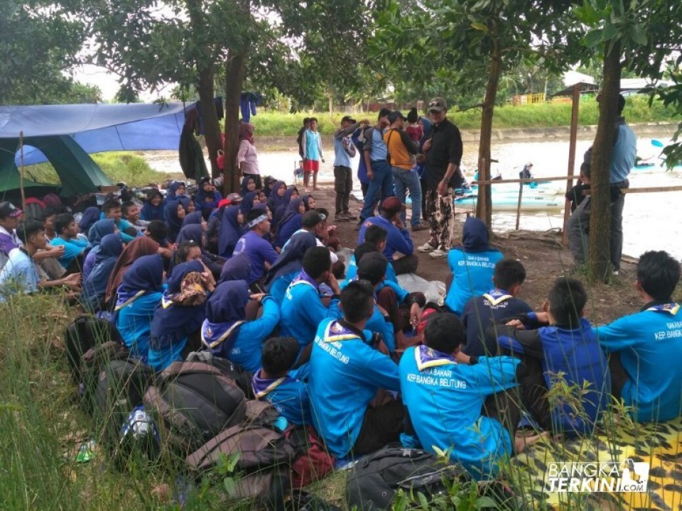 Pramuka Saka Bahari yg merupakan binaan pangkalan TNI AL Bangka Belitung menggelar ujian kecakapan khusus dayung perahu kayak, di Kolong Retensi Kacang Pedang Jembatan 12 Pangkalpinang, Sabtu (30/06/2018).