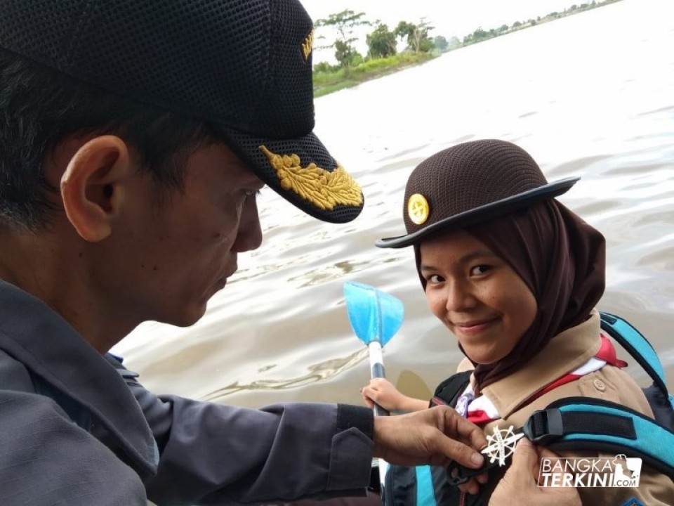 Penyematan brivet dayung kayak langsung diatas perahu kayak oleh instruktur saka bahari Muhammad irham, SST.MM kepada para peserta.