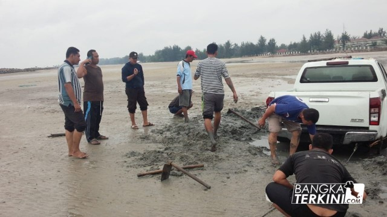 TRC BPBD diminta untuk membantu menarik mobil tersebut dengan menggunakan kendaraan operasional dan dibantu mobil Derek, Minggu (01/08/2018).