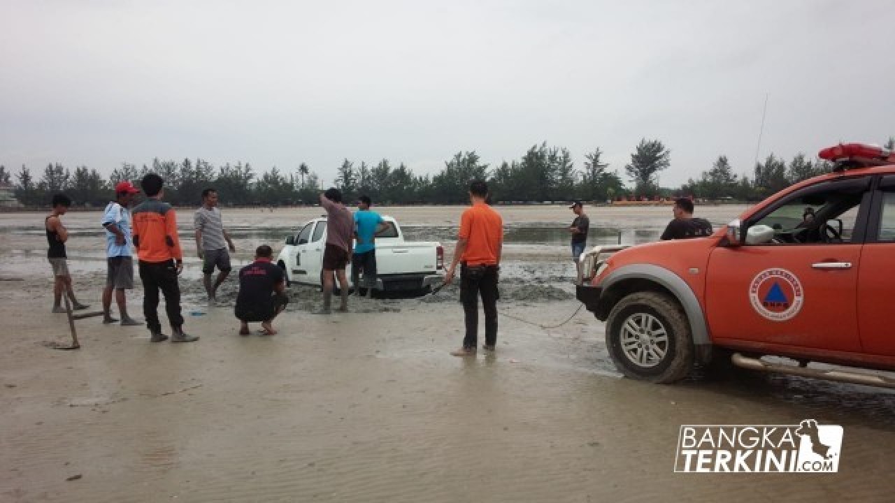 TRC BPBD diminta untuk membantu menarik mobil tersebut dengan menggunakan kendaraan operasional dan dibantu mobil Derek, Minggu (01/07/2018) pagi