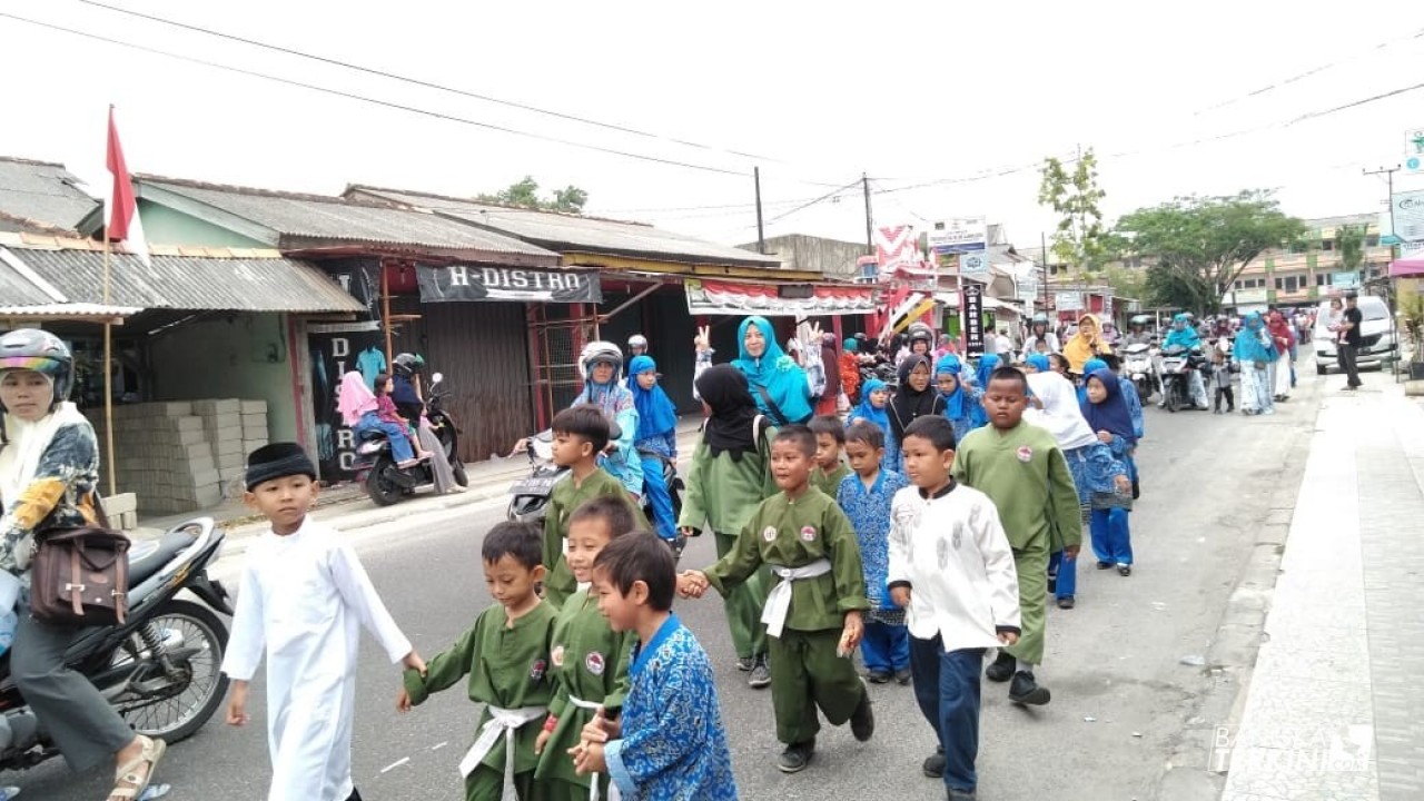 Seperti yang ditunjukkan oleh peserta dari TKA atau TPA Miftahul Huda Unit 034 yang dikelola oleh Pimpinan Anak Cabang (PAC) Lembaga Dakwah Islam Indonesia (LDII) Rejosari ini.