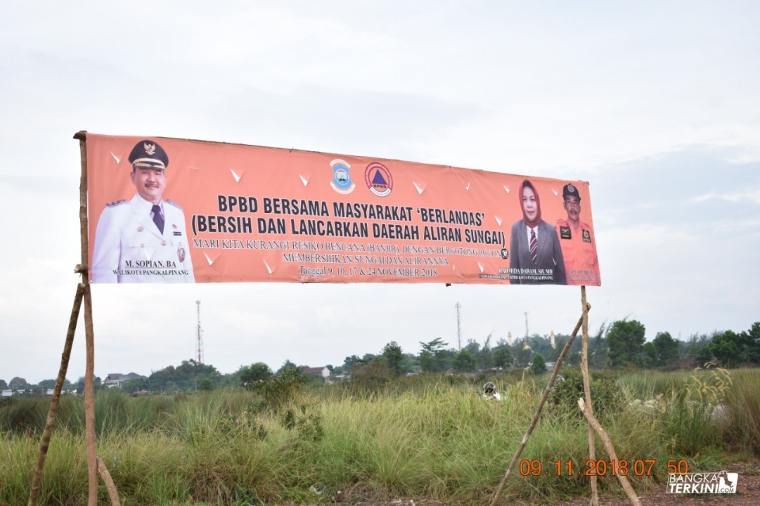 Badan Penanggulangan Bencana Daerah (BPBD) Kota Pangkalpinang bersama Masyarakat, melaksanakan Gotong Royong, bertempat di Taman Mandara dan Kolong Retensi Kacang Pedang, Jumat (09/11/2018).