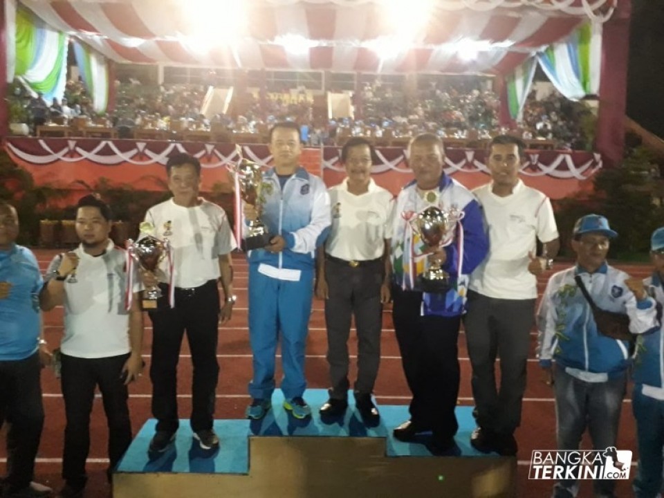 Pemberian Piala Untuk Kabupaten/Kota Peraih emas terbanyak pada Porprov Babel ke V di Bateng.