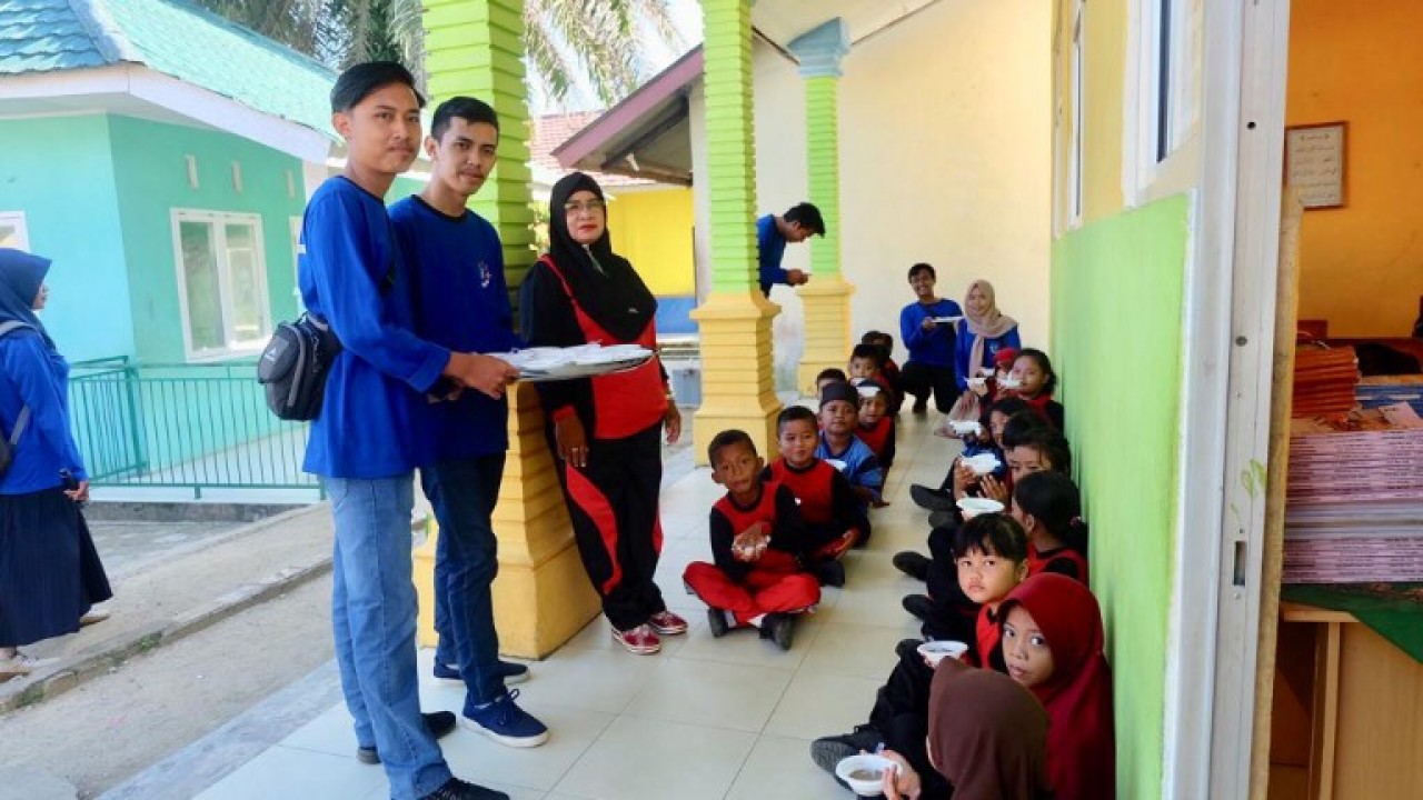Gandeng Bangka Environment Creative Active of kawa (BECAK) Bangka Belitung (Babel), mahasiswa KKN Universitas Bangka Belitung (UBB) tanamkan pola hidup bersih di Kelurahan Tua Tunu Indah. Sabtu, (27/07/2019).