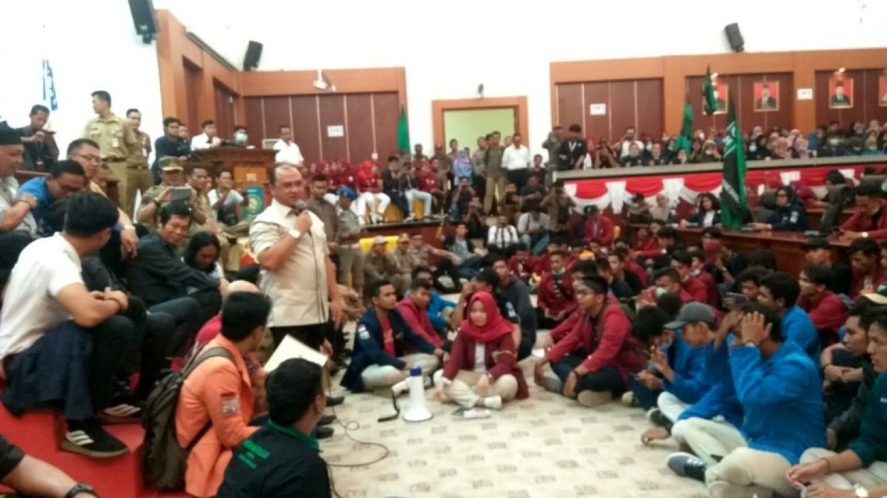 Gubernur Bangka Belitung, Erzaldi saat menanggapi keberatan para peserta demo terhadap Revisi UU KPK dan KUHP
