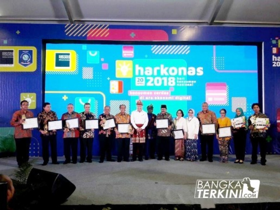 Menteri Perdagangan RI, Enggartiasto Lukita saat mengahiri acara puncak peringatan HARKONAS 2018, di Alun-Alun Taman Merdeka Provinsi Kepulauan Bangka Belitung, Selasa (24/04/2018)