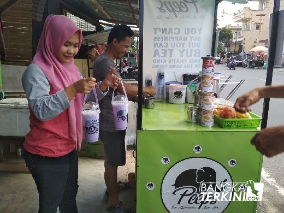 Di Pangkalpinang, bagi kalian yang mau minum Thai tea. Ada gerai kecil di Jalan mentok atau tidak jauh dari toko Agus, namanya Peeps Thai Tea.