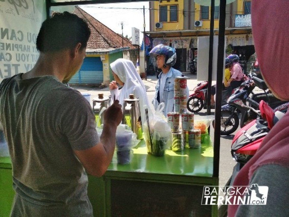 Di Pangkalpinang, bagi kalian yang mau minum Thai tea. Ada gerai kecil di Jalan mentok atau tidak jauh dari toko Agus, namanya Peeps Thai Tea.