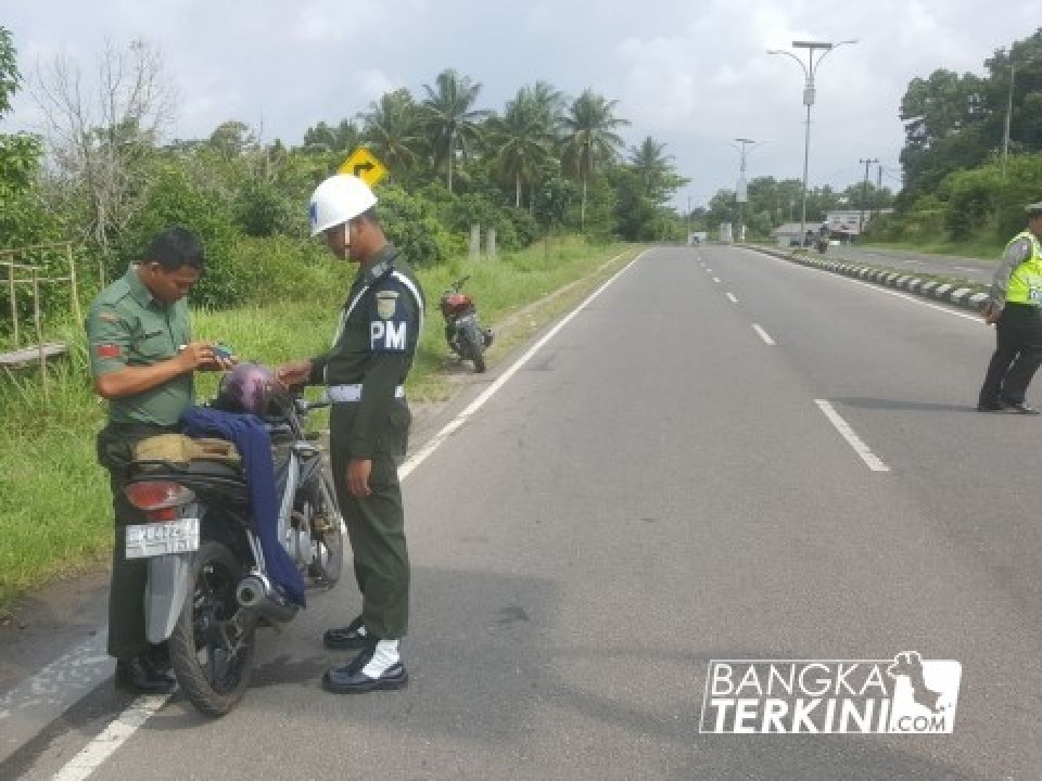Petugas gabungan dari Subdenpom II/4-2 Bangka, Satlantas Polresta Pangkalpinang dan Dishub Kota Pangkalpinang gelar razia atau operasi patuh, di Jalan Koba KM 8 Pangkalan Baru Bangka Tengah, Senin (30/04/2018).