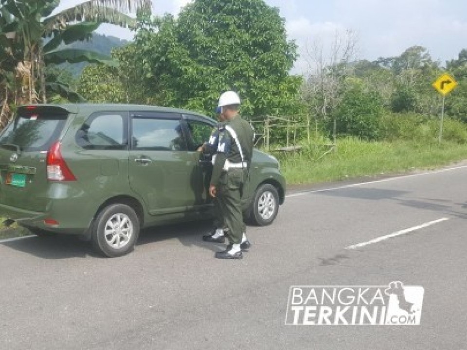 Petugas gabungan dari Subdenpom II/4-2 Bangka, Satlantas Polresta Pangkalpinang dan Dishub Kota Pangkalpinang gelar razia atau operasi patuh, di Jalan Koba KM 8 Pangkalan Baru Bangka Tengah, Senin (30/04/2018).