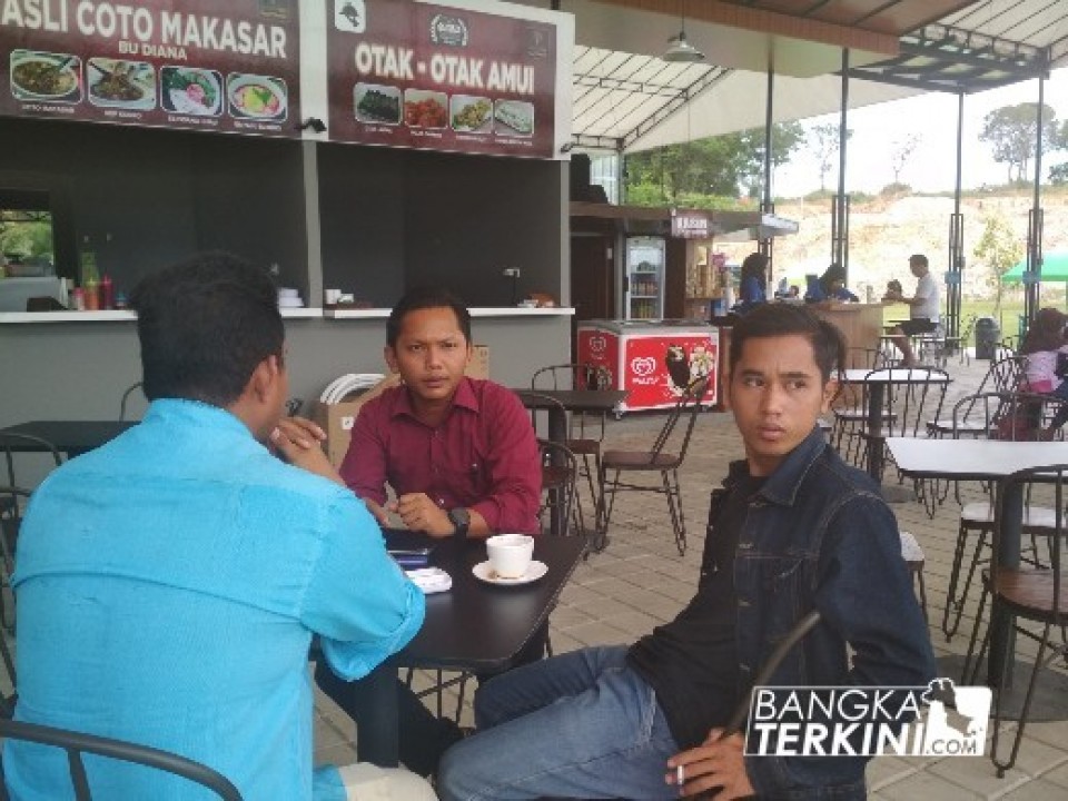 Marta (Baju Merah) operasional manager Pasir Padi Bay.