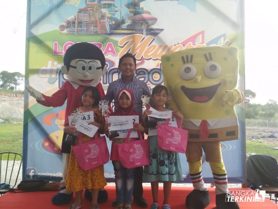 Manager Operasional Pasir Padi Bay, Martahadi (kemeja biru) saat pembagian hadiah kepada pemenang lomba mewarnai untuk anak - anak tingkat TK dan Sekolah Dasar, Senin (07/05/2018).