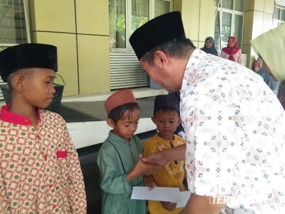 Pemerintah kota (Pemkot) Pangkalpinang melalui Badan Keuangan Daerah (Bakeuda) kota Pangkalpinang, gelar acara doa bersama dan memberikan santunan kepada anak yatim dalam menyambut bulan suci Ramadhan 1439 Hijriah, di Pelataran Parkir Kantor Bakeuda, Jum'at (11/05/2018).