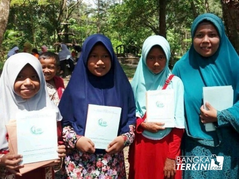 Taman Pendidikan Alquran (TPA) Nur Hasan membagikan raport santrinya di alam terbuka, yakni di Hutan Wisata Pantai Tanjung Pendam Kabupaten Belitung, Minggu (13/05/2018).
