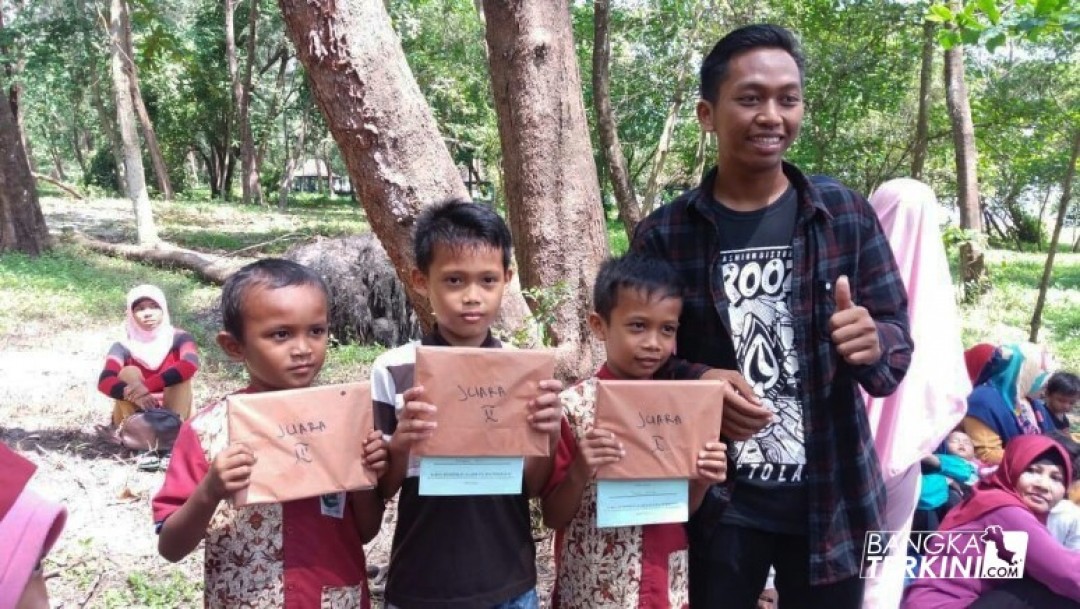 Taman Pendidikan Alquran (TPA) Nur Hasan membagikan raport santrinya di alam terbuka, yakni di Hutan Wisata Pantai Tanjung Pendam Kabupaten Belitung, Minggu (13/05/2018).