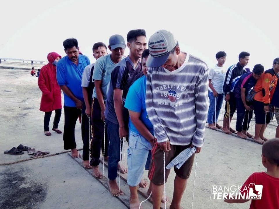 Lomba Bakiak, salah satu perlombaan Family Gathering LDII, Minggu kemarin (13/05/2018) di Pantai Pasir Padi.