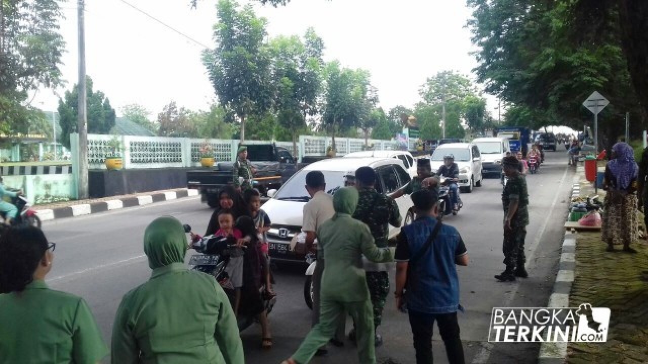 Kodim 0413/Bangka bagi-bagi takjil kepada pengendara yang melintas di Depan Makodim, Senin (21/05/2018).