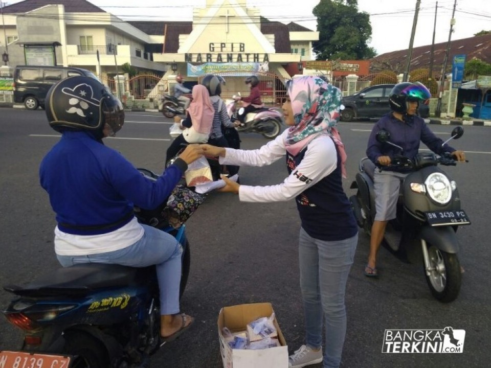 Honda Brio Community (HBC) Babel menebar kebaikan dengan cara bagi-bagi takjil di Alun-alun Taman Merdeka (ATM) Kota Pangkalpinang, Sabtu (26/05/2018).