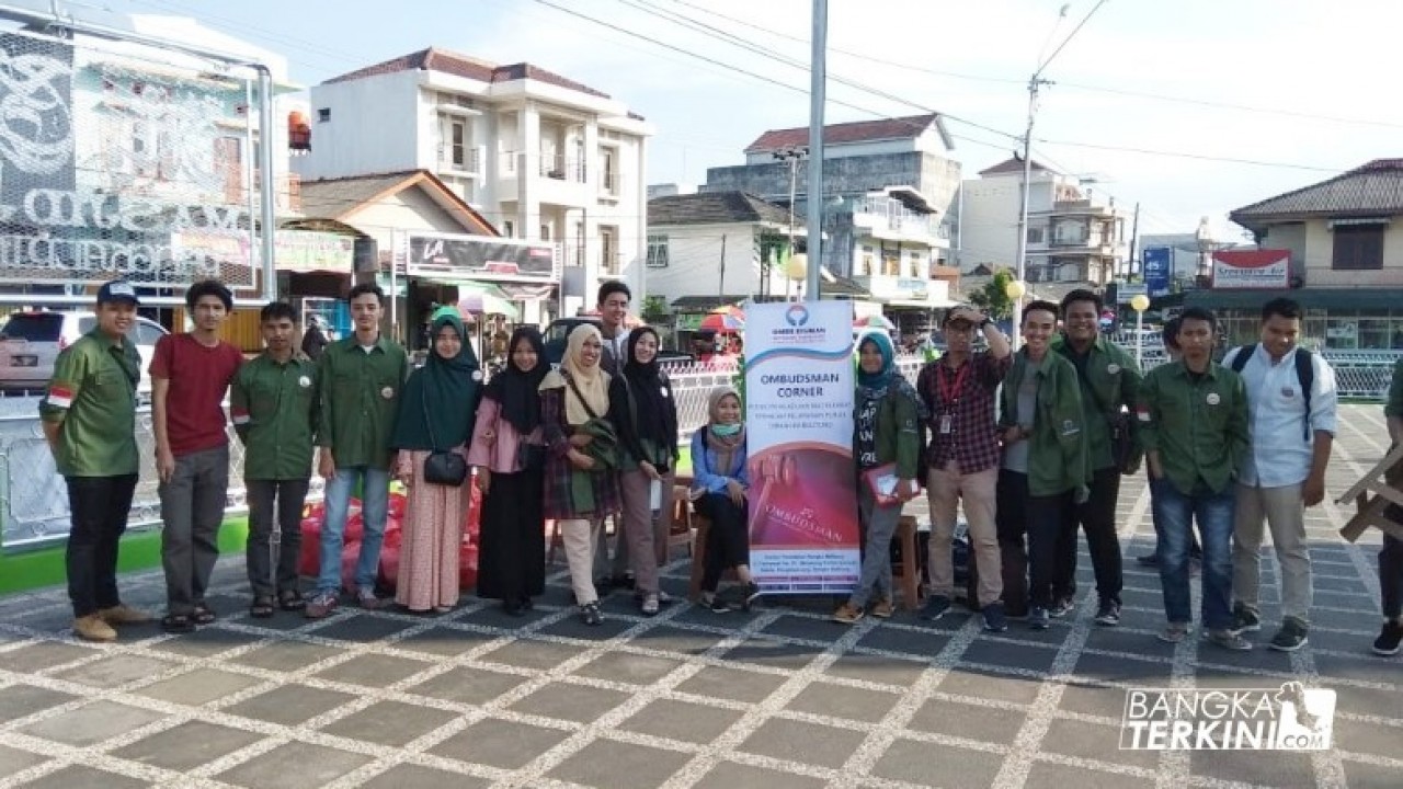 Insan Ombusdman perwakilan Bangka Belitung dan Sobat Ombusdman perwakilan Bangka Belitung menggelar kegiatan "Ramadhan Berbagi" di Perempatan lampu merah Ramayana dan Masjid Jami 'Pangkalpinang, Selasa, (05/06/2018).