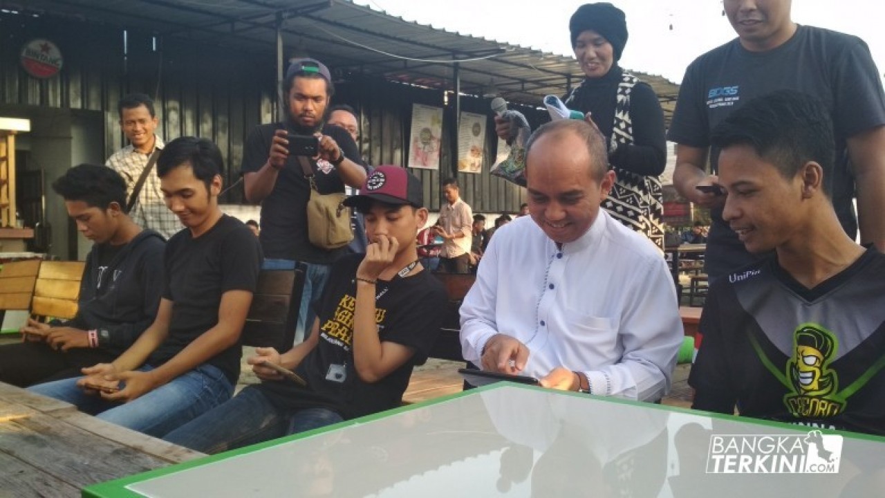 Maulan Aklil (Molen) ikut serta dalam kompetisi BINDYGEEKS (BDGS) Mobile Legends : Bang Bang Pangkalpinang 2018 yang bertempat di Cafe La Banca, Jalan Surabaya, Kelurahan Batin Tikal, Kecamatan Taman Sari, Kota Pangkalpinang, Sabtu (09/06/2018).