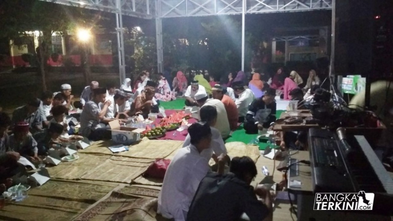Buka Bersama Anak Yatim (BBAY) ke empat yang digelar oleh Alumni SMA Negeri 2 (Smada) Pangkalpinang Lintas angkatan, di Smada Pangkalpinang bersama Hafidz Qur'an dan Anak Yatim Piatu, Selasa (12/06/2018).