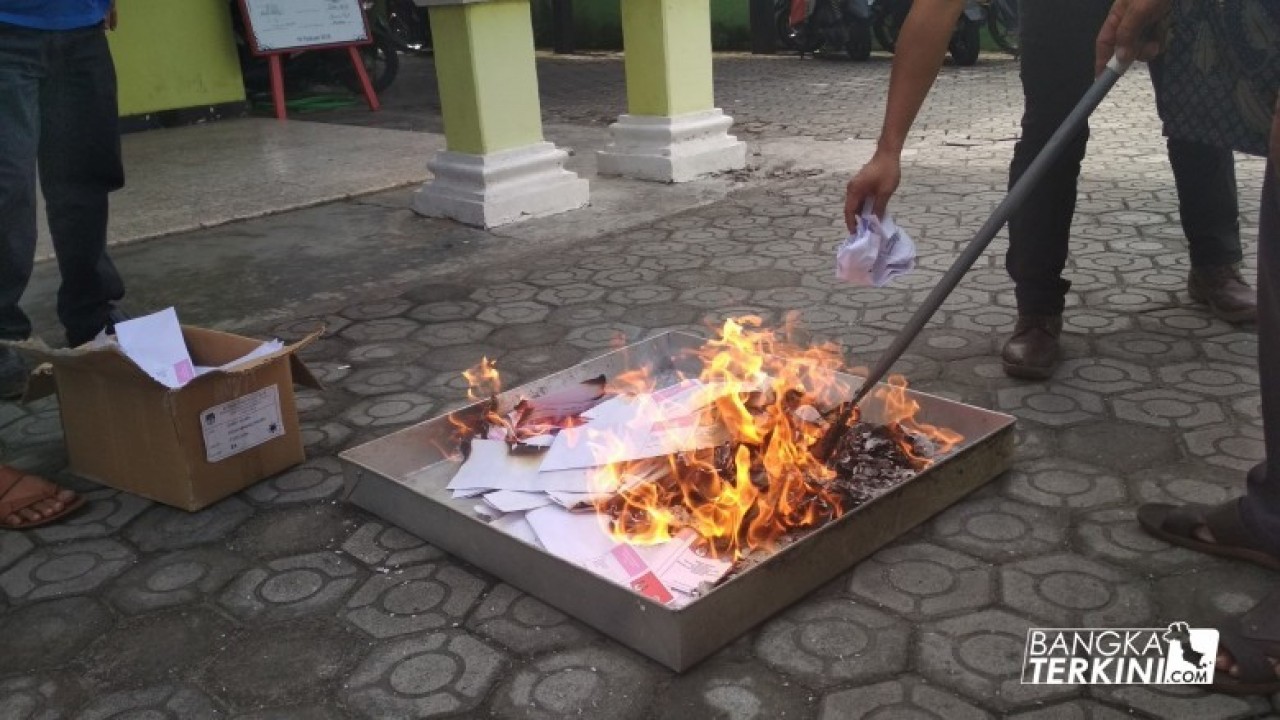 Komisi Pemilihan Umum (KPU) Kota Pangkalpinang musnahkan sebanyak 1.333 surat suara yang rusak pada Pemilihan Walikota dan Wakil Walikota Pangkalpinang 2018.