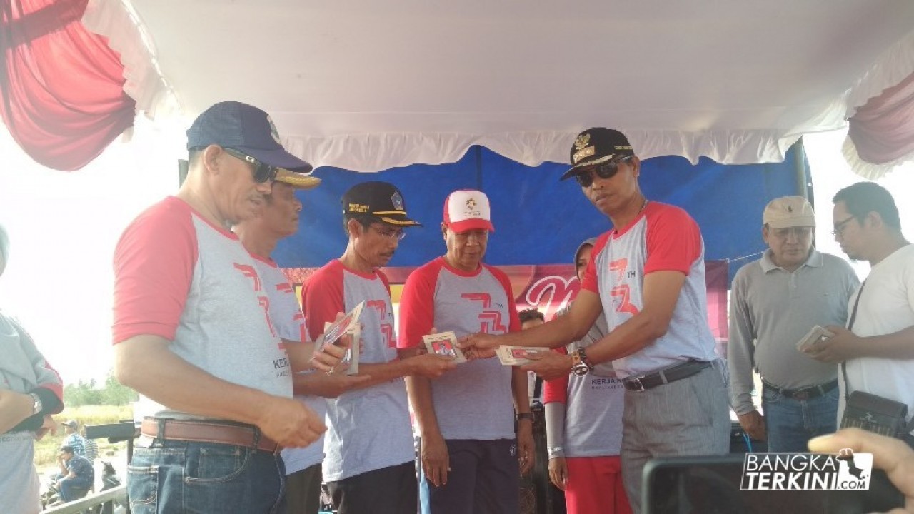 Kecamatan Taman Sari Kota Pangkalpinang rayakan HUT RI ke 73, dengan menyiapkan 17 Pohon Pinang untuk Masyarakat Kecamatan Taman, di Taman Mandara, Sabtu (08/09/2018).